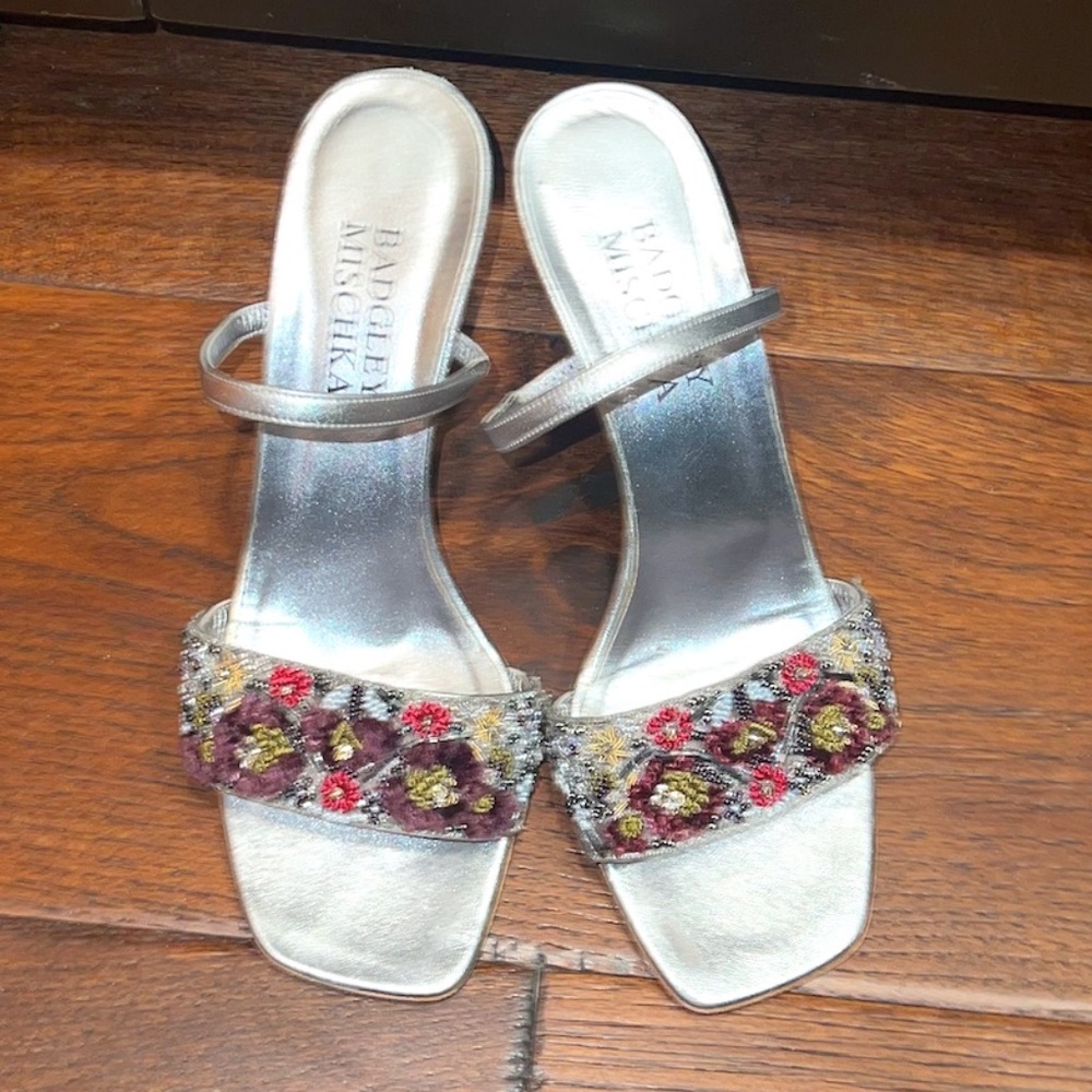 BADGLEY MISCHKA WOMEN’S LEATHER BEADED FLORAL HEELS, SIZE 37.5 (US 7.5), SILVER
